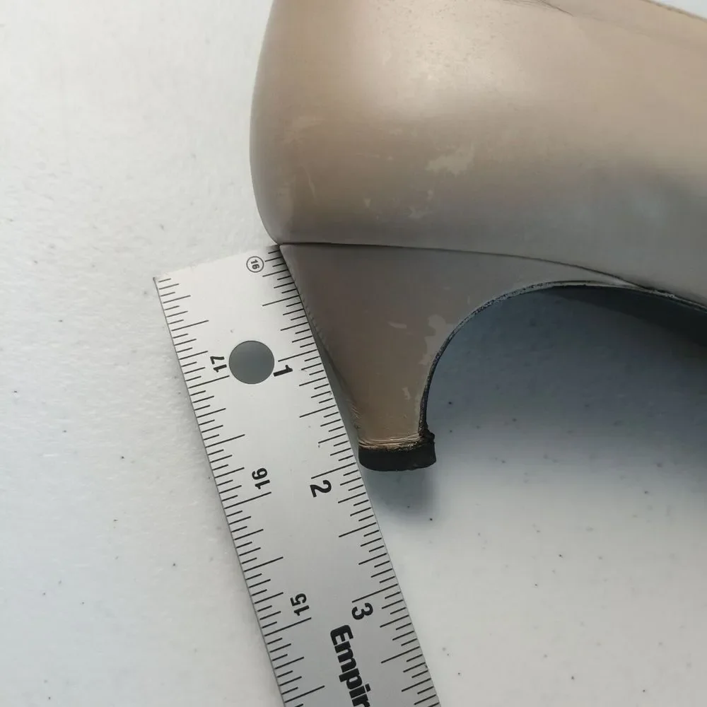 Escada Vintage Shoes Leather Pumps Woman Cream and Gold Size 7-B‎ Italian